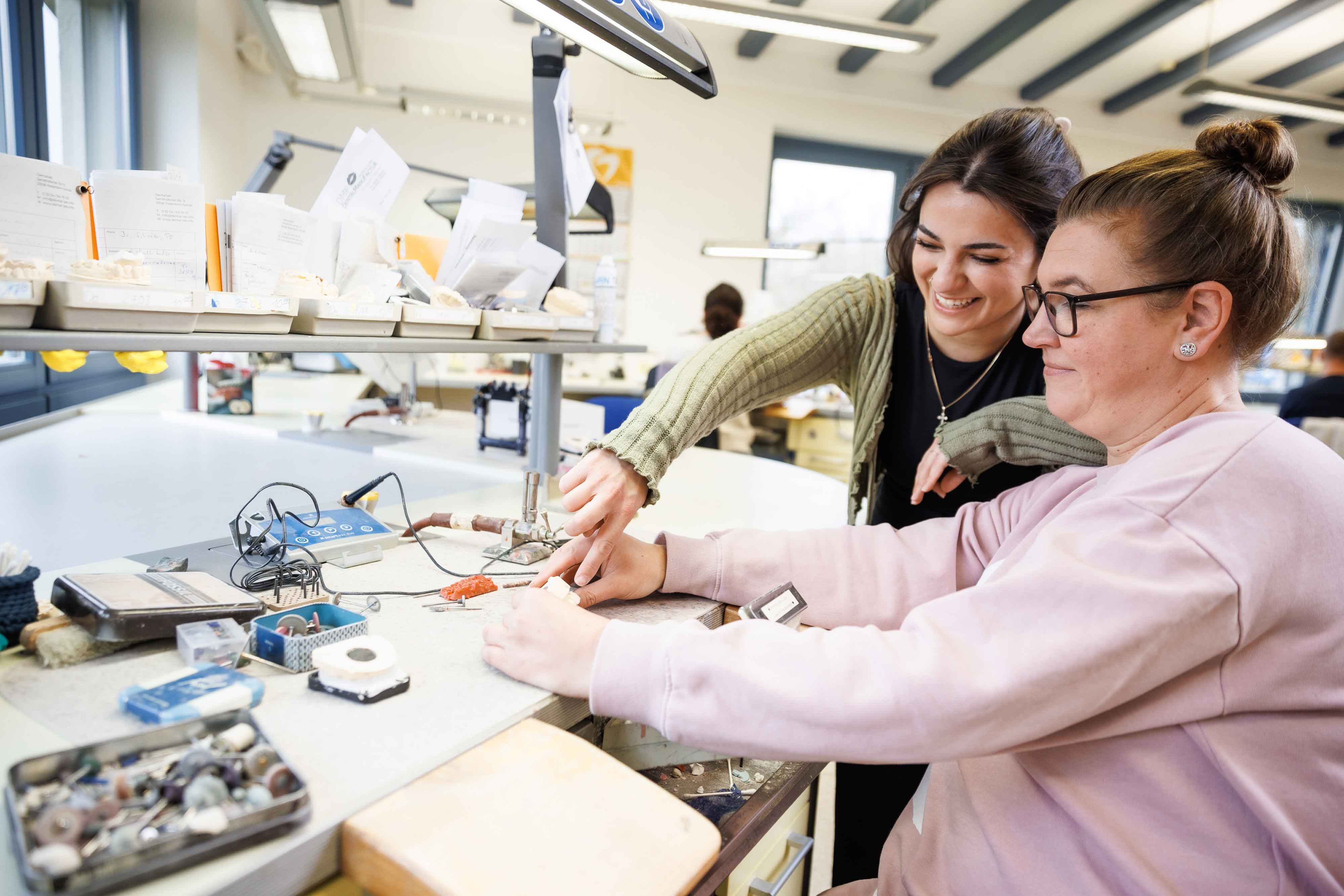 Feinarbeit an einer hochwertigen keramischen Versorgung