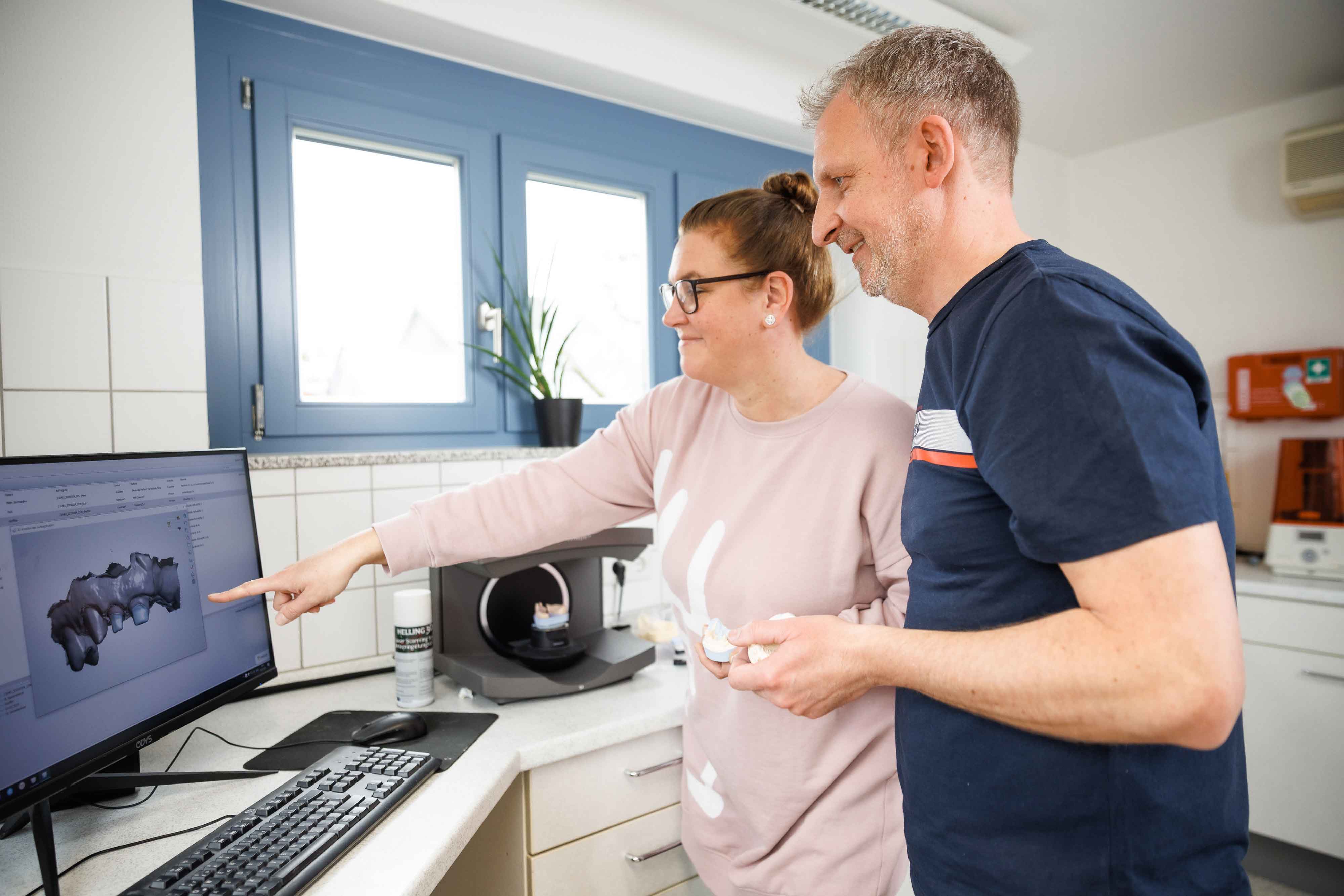 Präzise zahntechnische Handarbeit an einer individuellen Versorgung